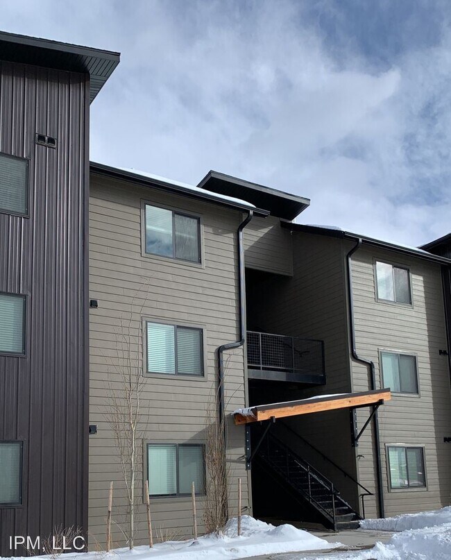 Building Photo - 1185 Twin Lakes Ave