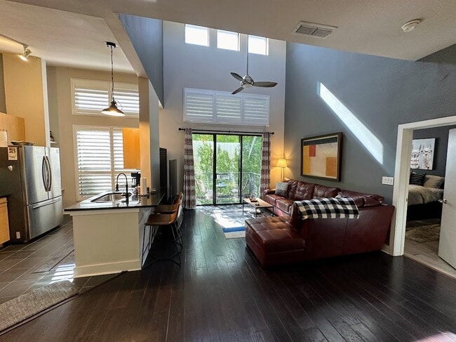 Building Photo - This stunning condo offers a fitness cente...