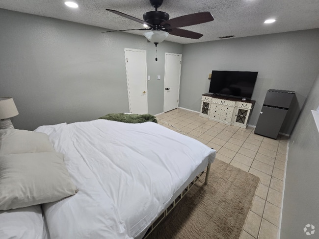 Building Photo - 4215 Summer Breeze Ln