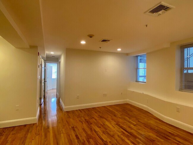 Building Photo - Nicely renovated 2 bed 1.5 bath in a prime...
