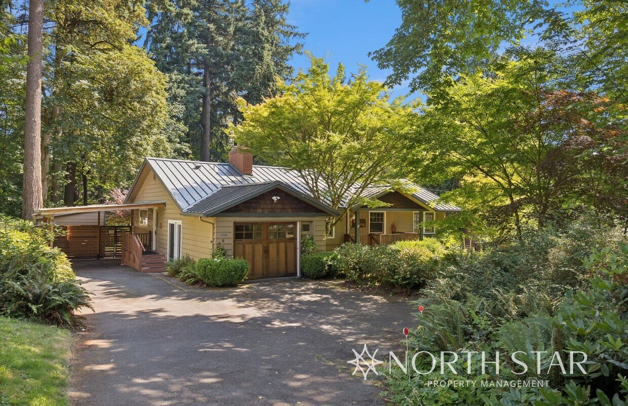 Foto principal - Charming Home in Coveted First Addition Ne...
