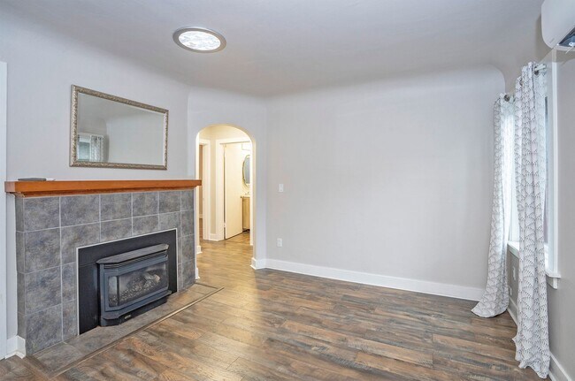 Foto del edificio - Prime Fircrest Location — Comfortable 2-Bedroom Home for Rent