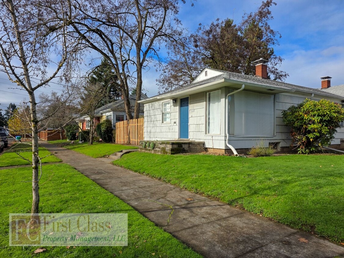 Primary Photo - Woodstock Neighborhood: Cottage style duplex with full basement!