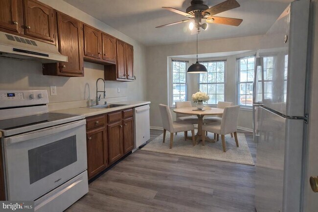 Foto del edificio - 7854 Kings Bench Pl