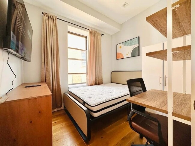 Building Photo - Furnished room/NOT APARTMENT