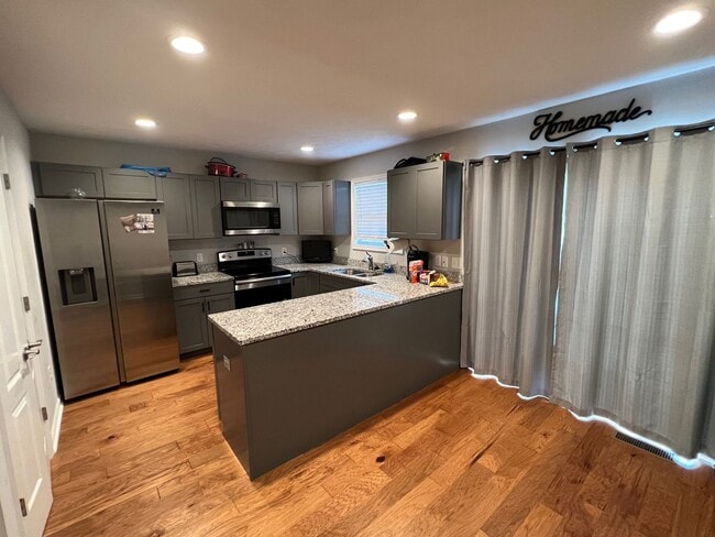 Building Photo - End Unit Townhouse with Garage and Unfinished Basement