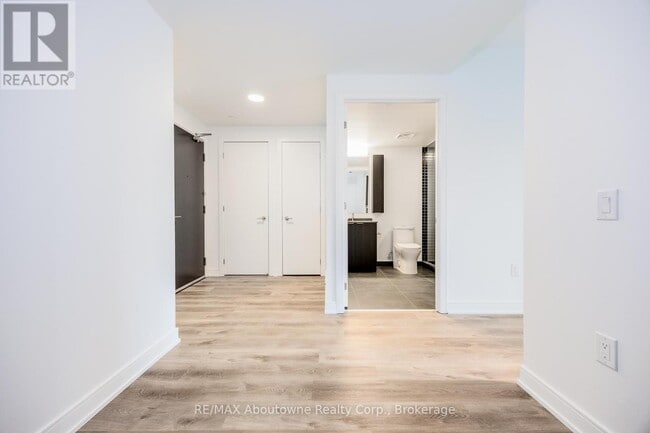 Building Photo - 3009-3009 Novar Rd