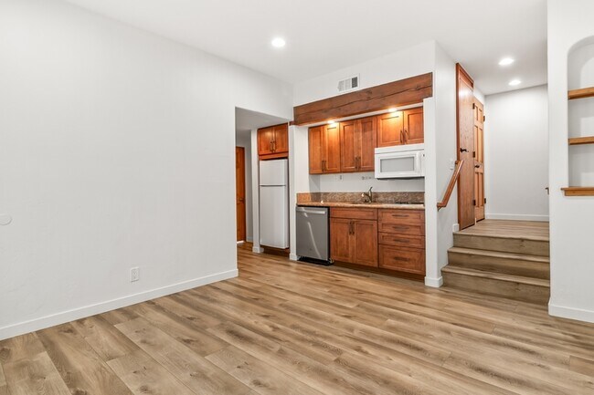 Foto del edificio - 2594 Montgomery Ave