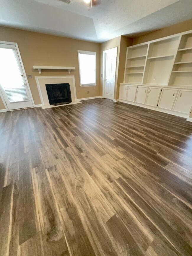 Building Photo - 7086 Vinings Way