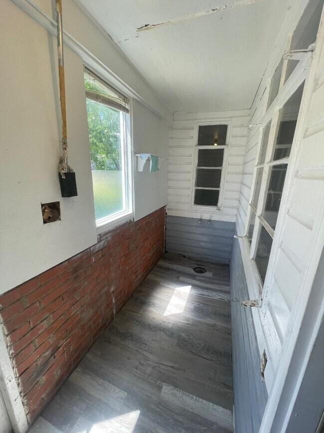 Foto del edificio - 1 Bed 1 Bath Duplex For Lease Now!