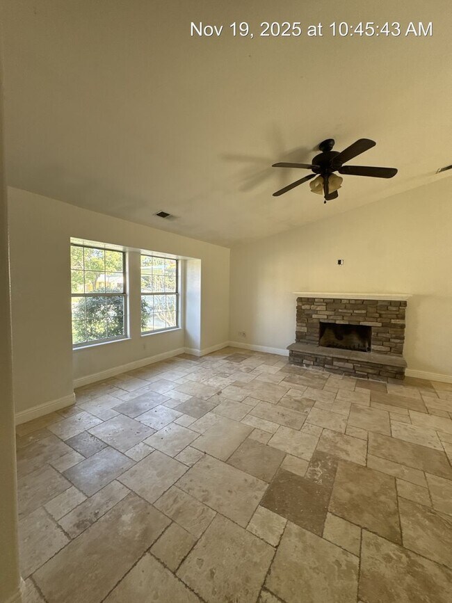 Building Photo - Rent Ready 3 Bedroom Home in North West Visalia!