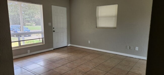 Building Photo - 3 bedroom 1.5 bath