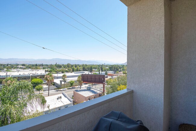 Building Photo - 11847 Laurelwood Dr