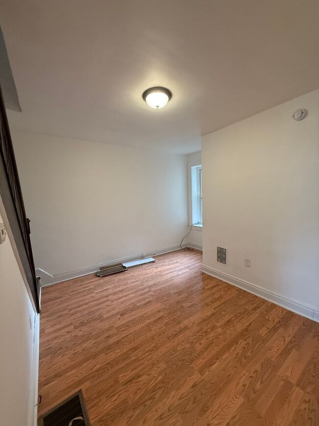 Building Photo - Duplex located on Belview Ave.