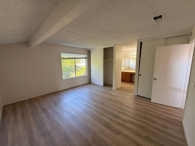 Foto del edificio - Wonderful 4 Bedroom 2-story Townhome in "F...