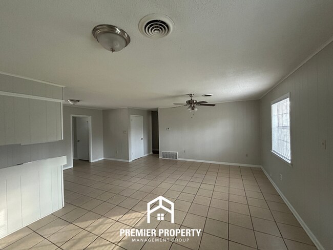 Foto del edificio - Spacious 4BR Home with Formal Dining, Fenced Yard & Garage in Southaven