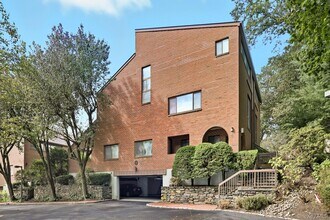 Building Photo - 150 Bedford Rd