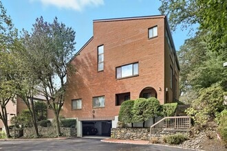 Building Photo - 150 Bedford Rd