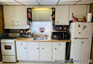 Building Photo - 122 Buttonwood St