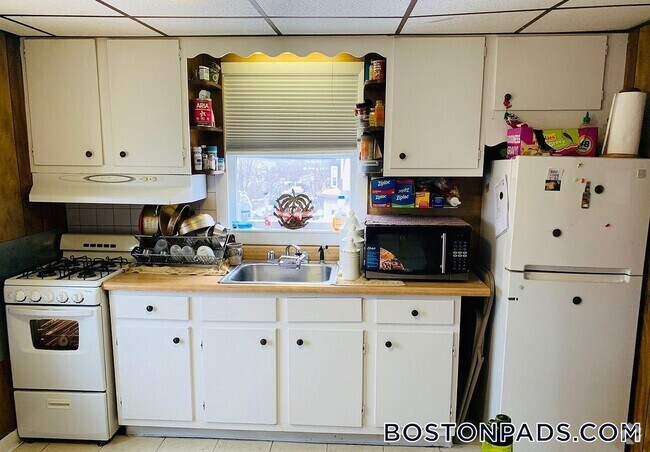 Building Photo - 122 Buttonwood St
