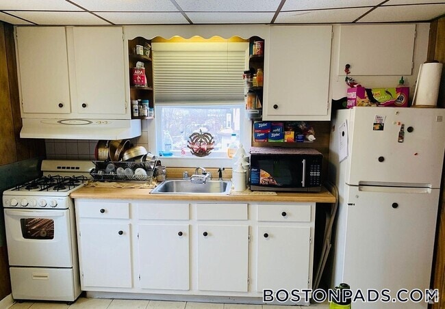 Building Photo - 122 Buttonwood St