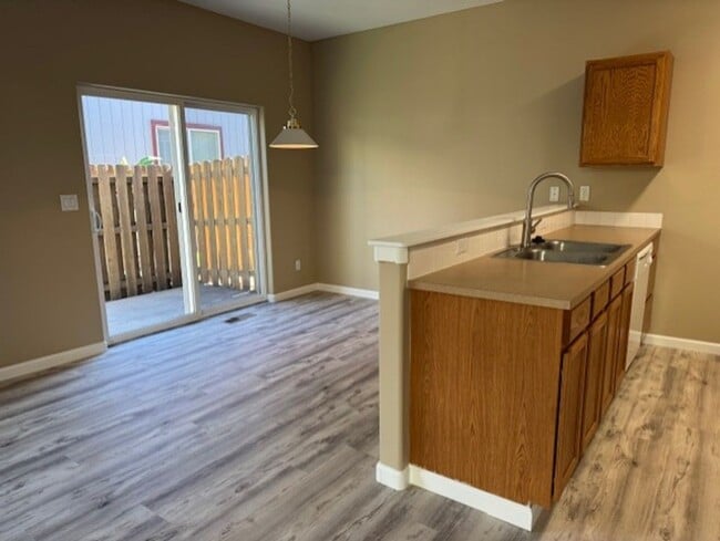 Building Photo - SW Duplex close to the Old Mill District