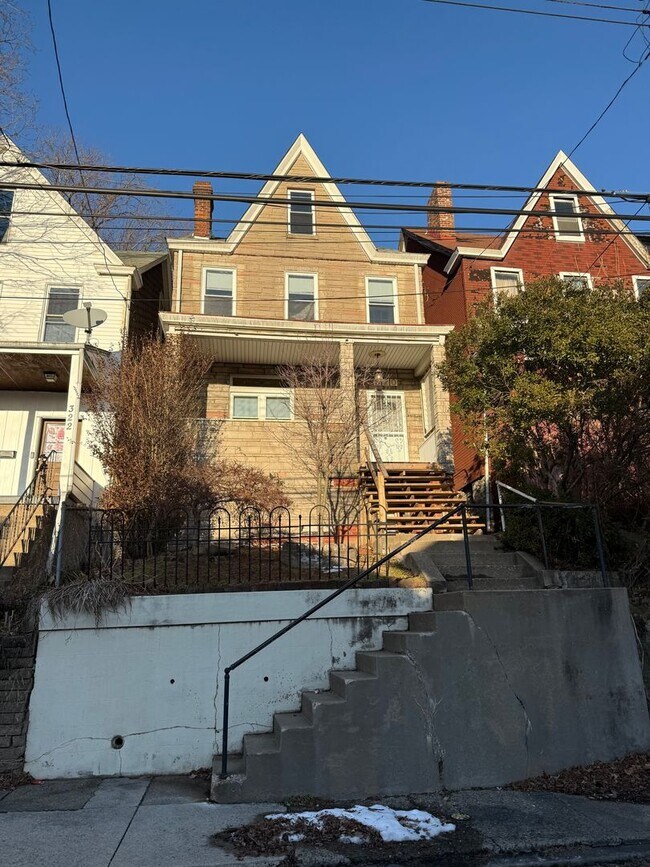 Foto del edificio - Updated 3BR 1 bath house now showing!