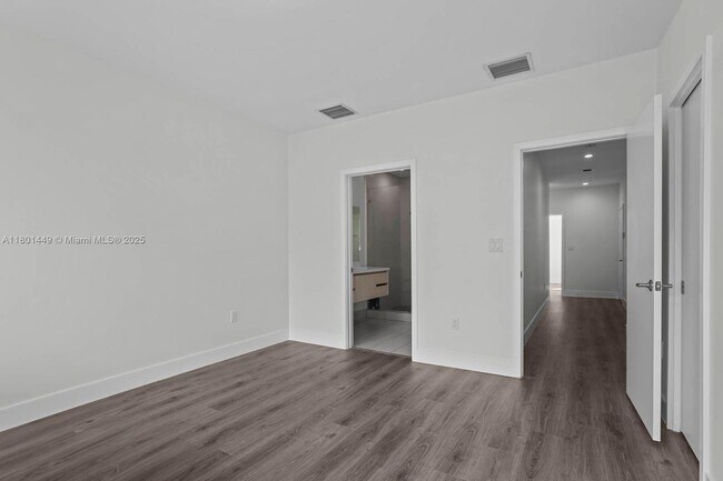 Foto del edificio - 2457 NE 135th St