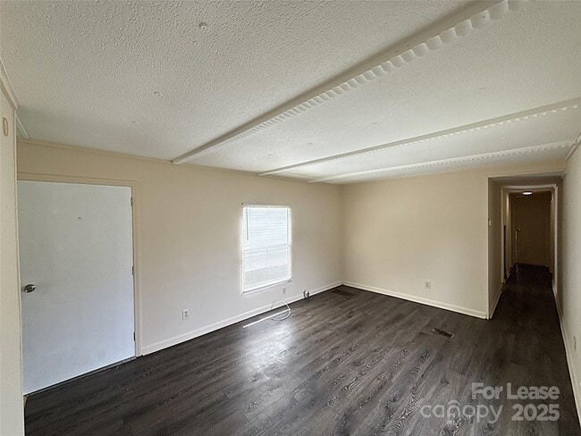 Foto del edificio - 300 Huffstetler Rd