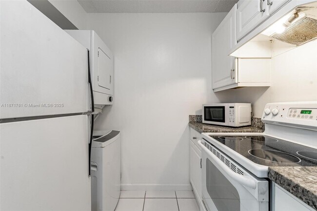 Building Photo - 1033 Twin Lakes Dr