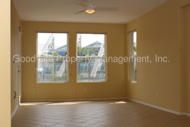 Building Photo - 350 K St