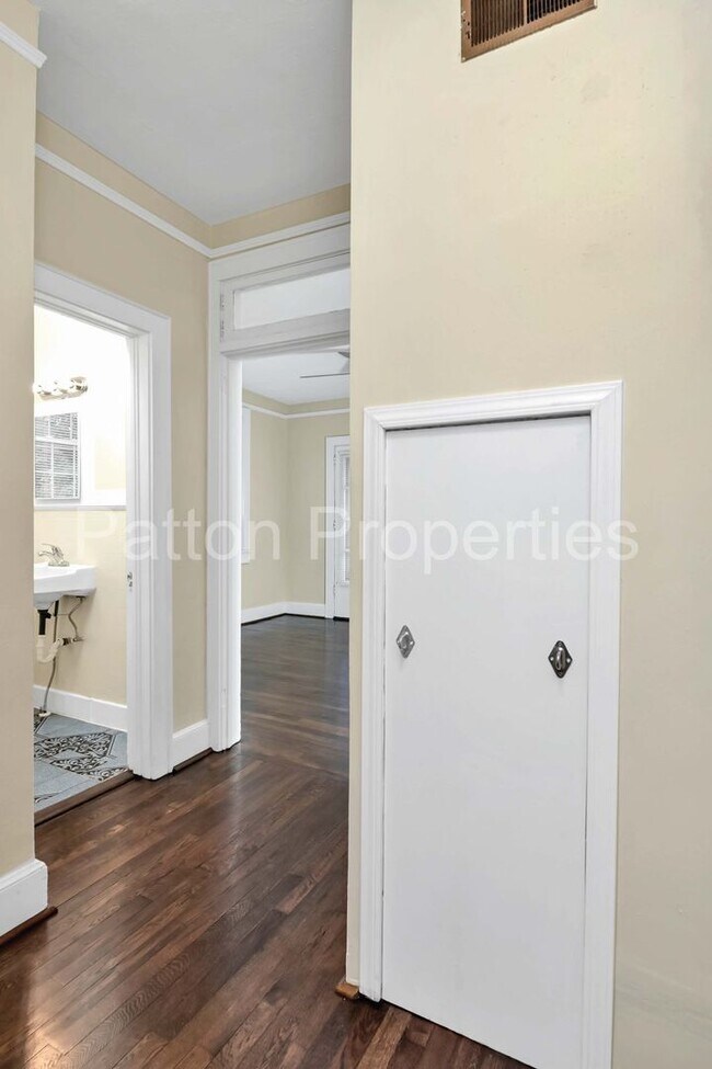 Foto del edificio - 822-824 Cedar Terrace - Inside CofC - R16404-08-23