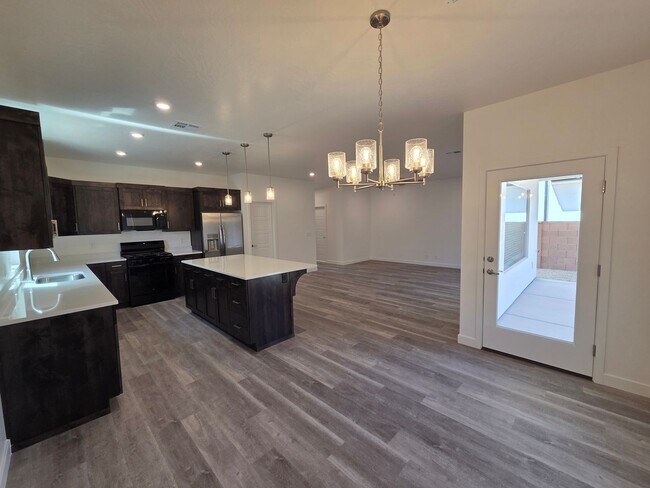 Foto del edificio - Brand New - 4 Br 2.5 Ba 2 Car Garage - Shaded Patio+++