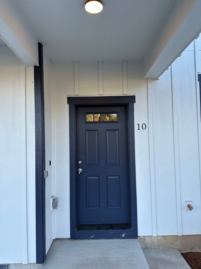 Foto del edificio - Brand New 4 Bed / 2.5 Bath Duplex! Half Of...