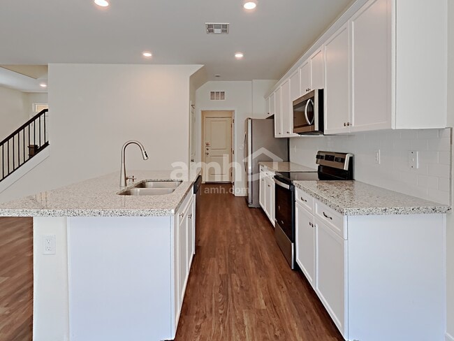 Building Photo - 10462 Marias Street
