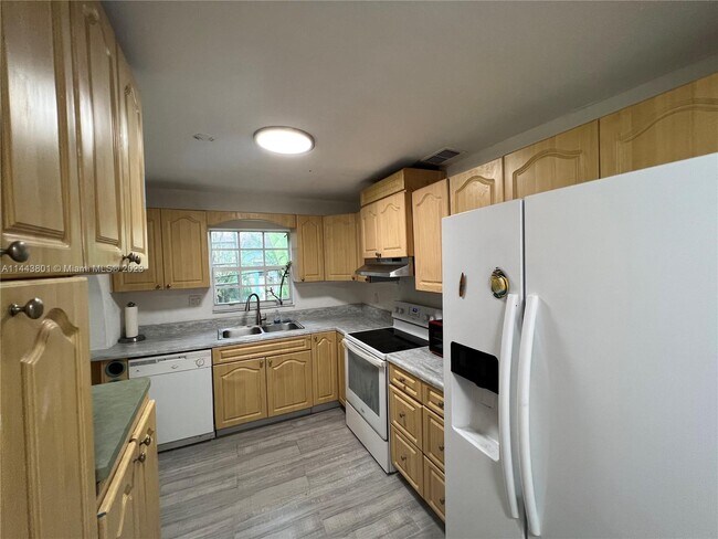 Building Photo - 455 NE 165th St