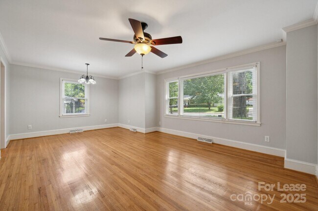 Building Photo - 1818 Woodland Dr