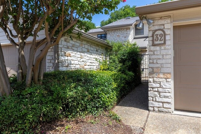 Building Photo - 2201 Lakeway Blvd