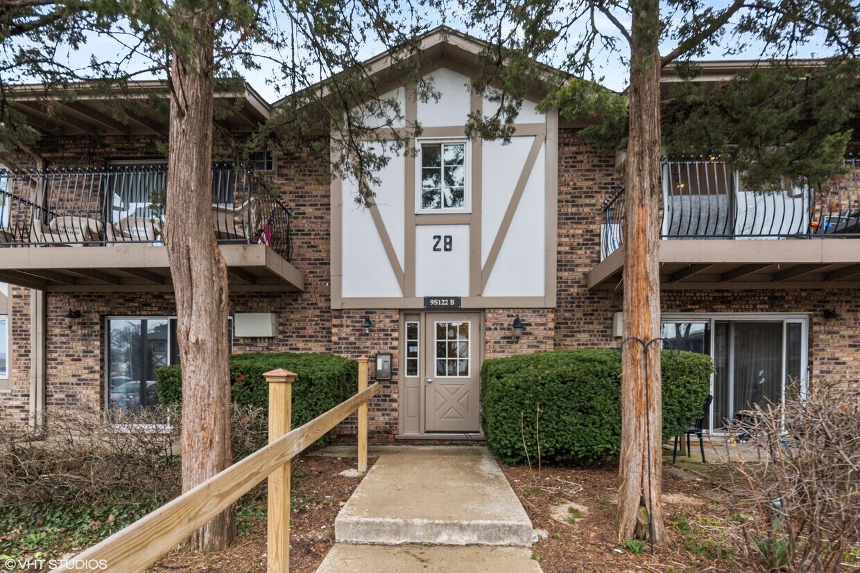 9 S Frontage Rd Unit 105, Willowbrook, IL 60527 Condo for Rent in