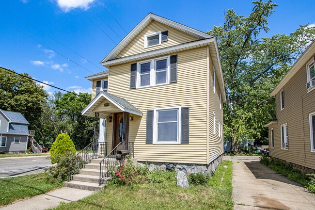Front - 1403 S Burdick St