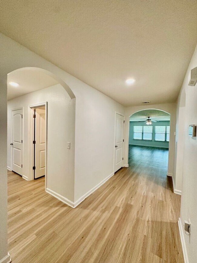 Foto del edificio - Beautiful 4/2/2 newer home for rent w/ community pool, playground, picnic area!