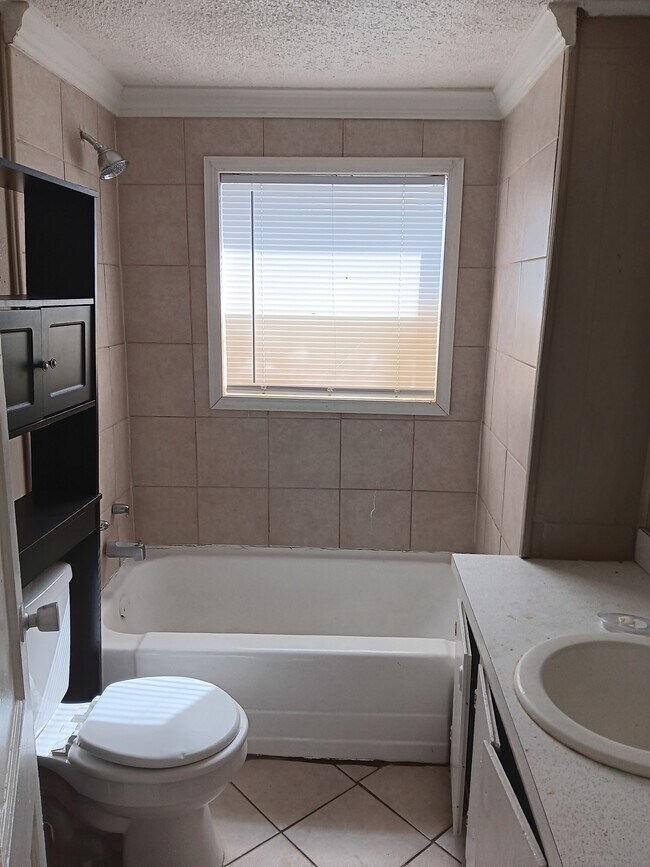 Baño - 901 N Hamlett St