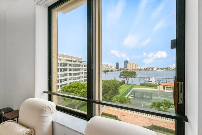Foto del edificio - 150 Bradley Pl