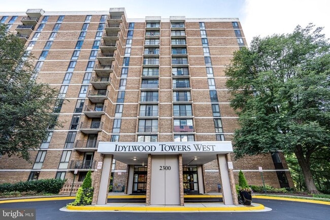 Building Photo - 2300 Pimmit Dr