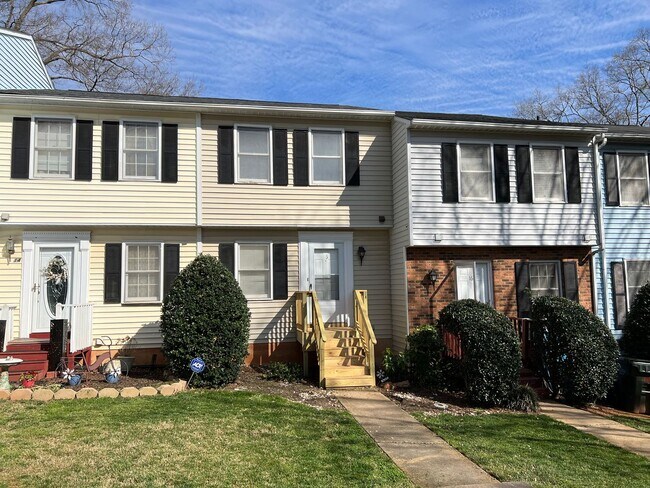 Foto del edificio - 3 Bedroom Townhouse Near Downtown Durham