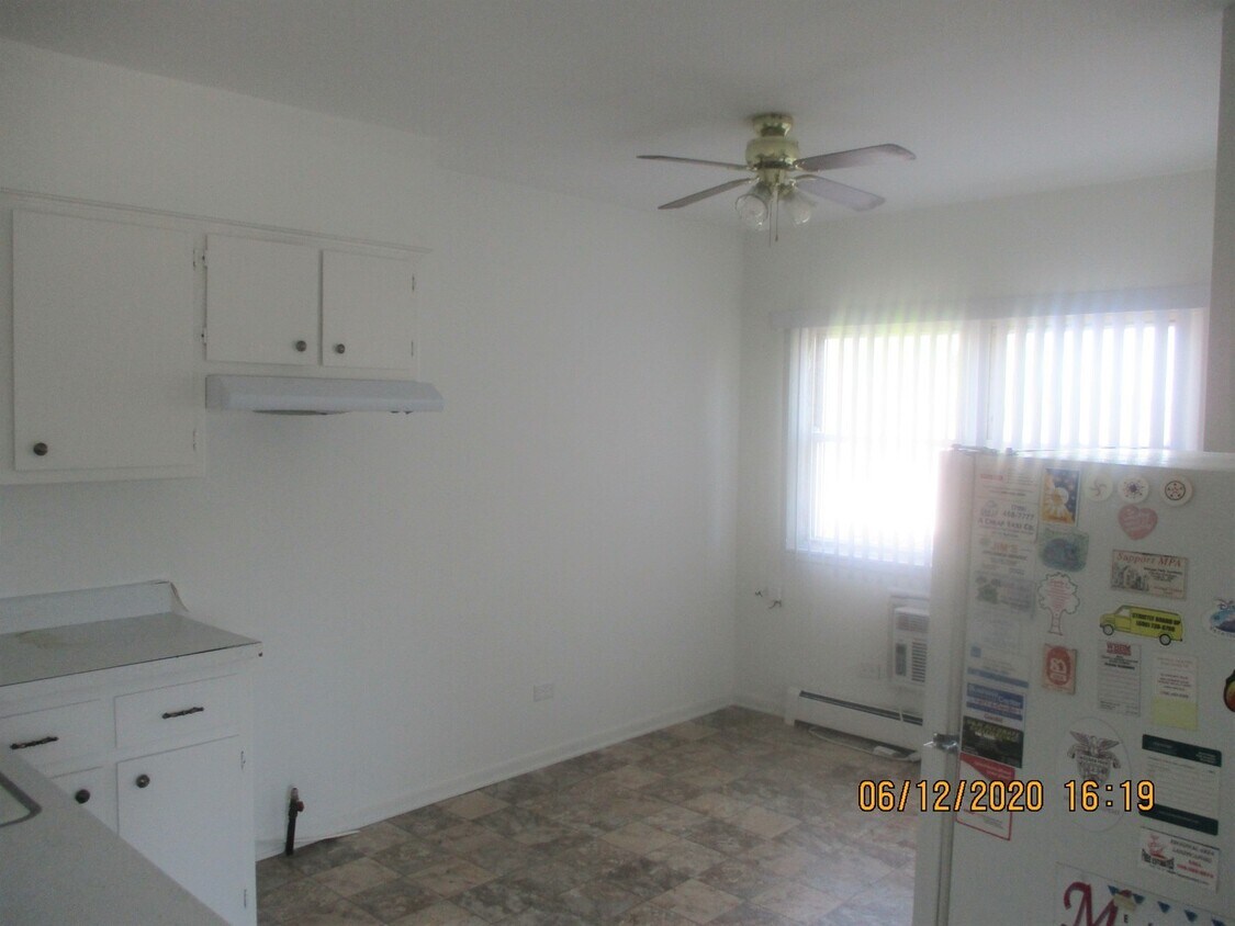 5920 W 79th St Unit 2SE, Burbank, IL 60459 Room for Rent in Burbank