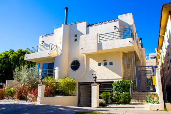 Foto del edificio - 627 N Sweetzer Ave