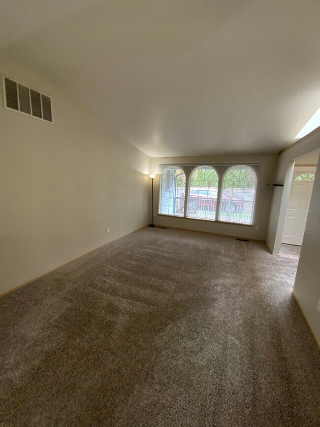 Foto del edificio - Tacoma duplex 2bdr 2bath duplex w/ 1 car garage!