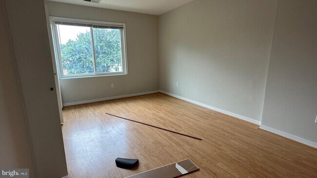 Building Photo - 210 Castleton Terrace