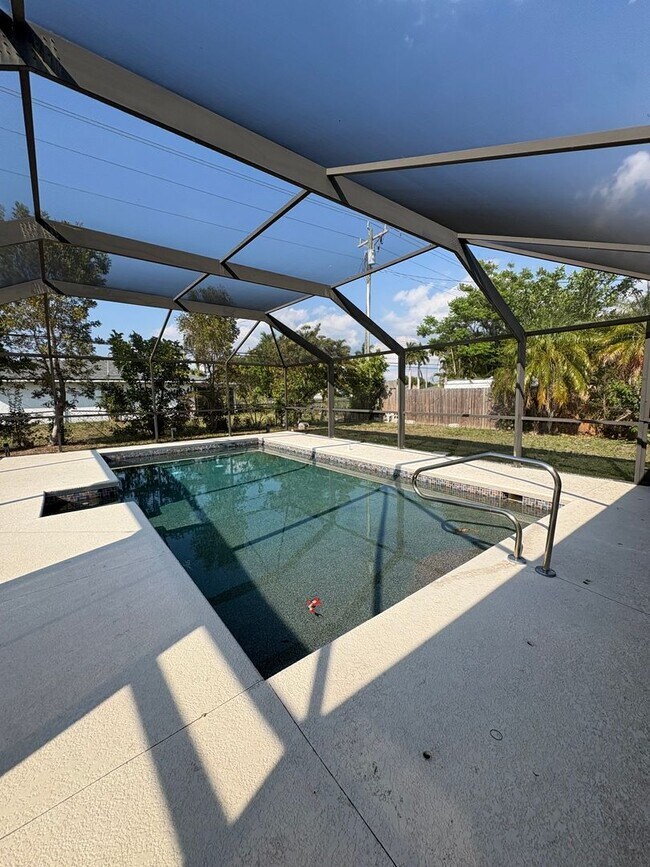 Foto del edificio - Cape Coral 3-bedroom 2 bath Pool home available NOW!